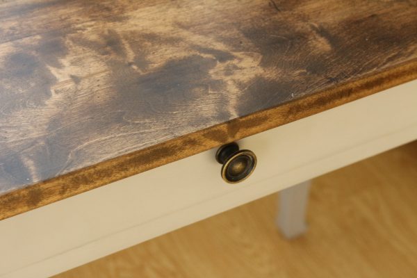 Kaunis patinoitu pinta pöydänkannessa ja siihen sopivaa laatikon nuppia