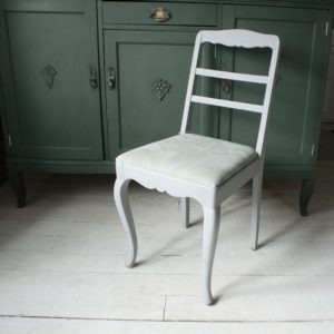 grå stol