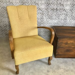 keltainen gul nojatuoli fåtölj kista vardagsrum vintage retro arkku